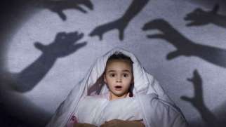ترس از تاریکی در کودکان | علل و علائم فوبیای تاریکی در کودکان